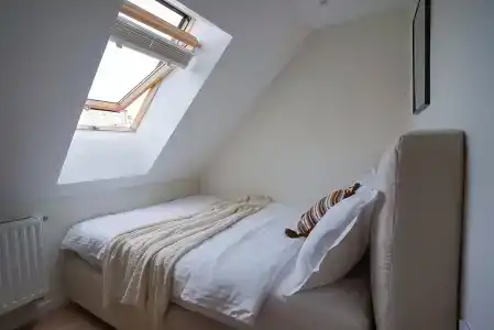 Современная студия Голубая с ванной у озера - 24