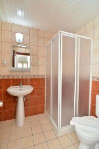 Rose Garden Apart - 82