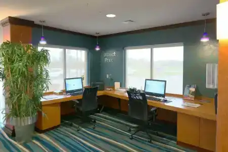 Fairfield Inn & Suites Airport - 3