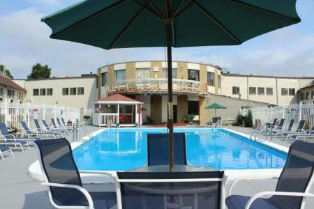 The Admiralty Inn & Suites - 54