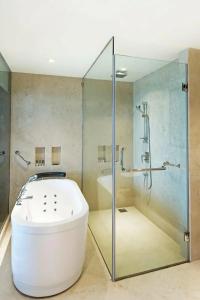 Courtyard by Marriott Mumbai International Airport - 80