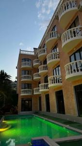 Голден Плаза - 80