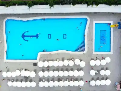 Sailor's Beach Club - 22