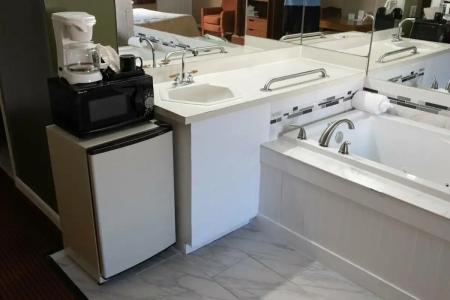 The Admiralty Inn & Suites - 34