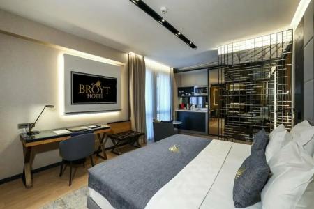 Broyt Suites - 90