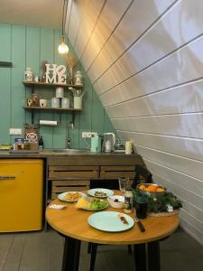 Треугольный стильный дом рядом с сыроварней - 15