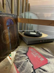 Треугольный стильный дом рядом с сыроварней - 75