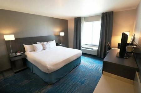 Fairfield Inn & Suites Airport - 46