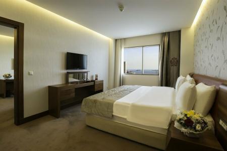 Ramada & Suites by Wyndham İstanbul Ataköy - 59