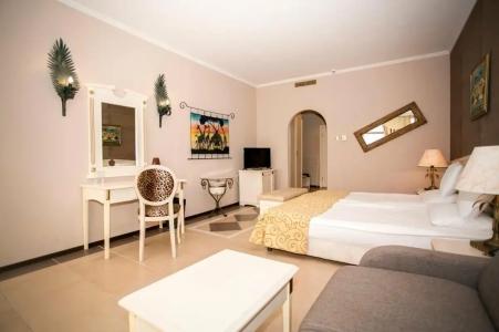 Imperial Palace - 81