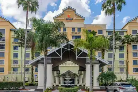 Comfort Suites Maingate East - 37