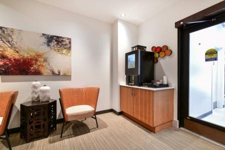 Global Luxury Suites Downtown - 17