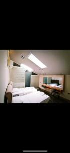 Upperhouse - 73