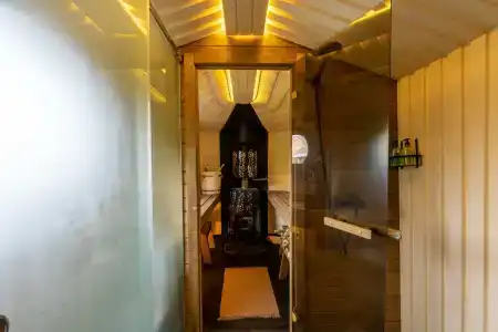 The Les - 81