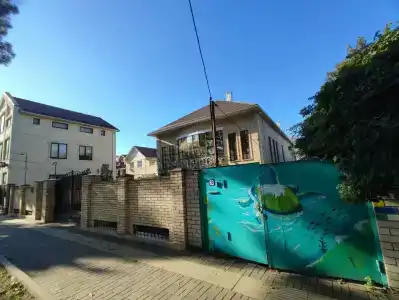Тихий дворик в центре города - 6