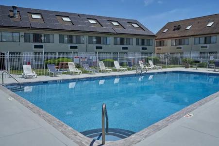 The Admiralty Inn & Suites - 43