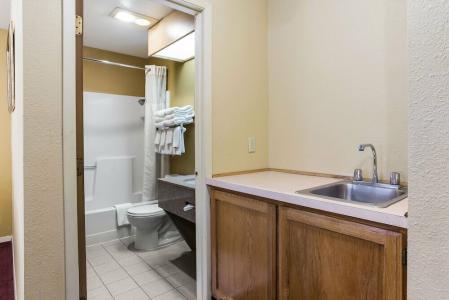 Quality Inn Airport - 39