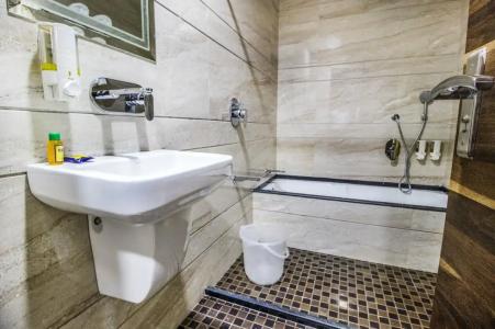 FabSapphire Inn - 38