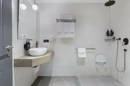 Ramada by Wyndham Tbilisi Old City - 42