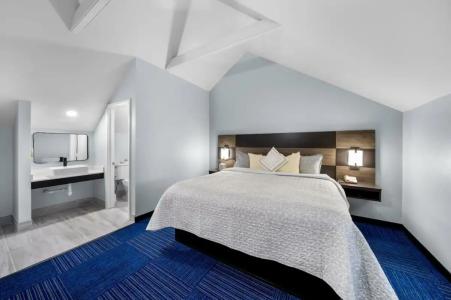 The Admiralty Inn & Suites - 48