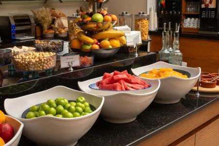 Ramada & Suites by Wyndham İstanbul Ataköy - 11