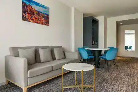 Ramada by Wyndham Tbilisi Old City - 11