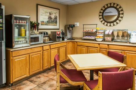 Rodeway Inn East - 35