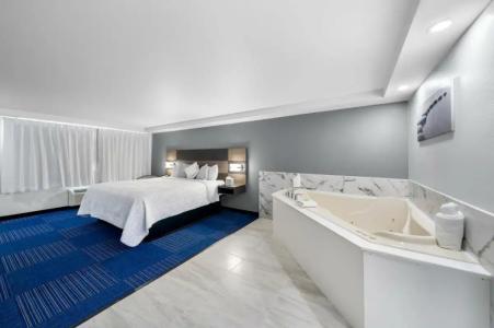 The Admiralty Inn & Suites - 23