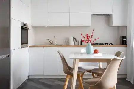 Современная студия Голубая с ванной у озера - 4