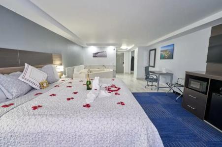 The Admiralty Inn & Suites - 61