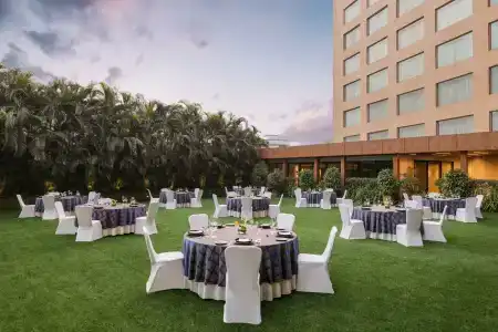 Courtyard by Marriott Mumbai International Airport - 10