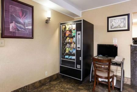Quality Inn Airport - 20