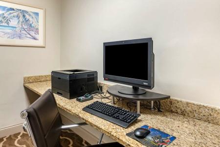 Comfort Suites Maingate East - 47