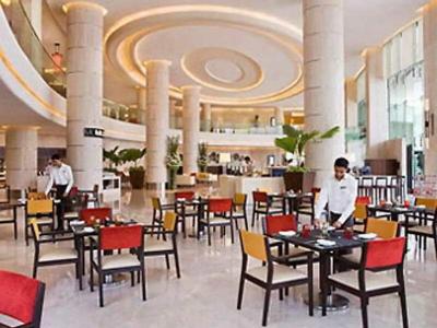 Courtyard by Marriott Mumbai International Airport - 12