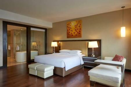 Courtyard by Marriott Mumbai International Airport - 38