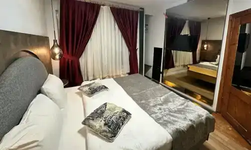 Corner Hot - 1