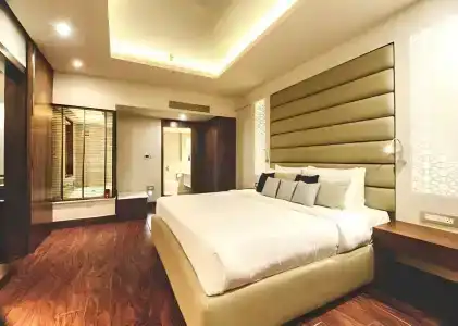 Howard Plaza The Fern, - 4