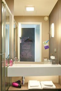 Moxy Frankfurt Airport - 12