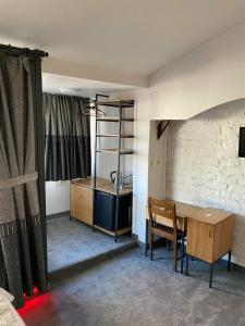 Corner Hot - 25