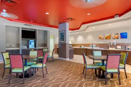 Comfort Suites Maingate East - 45