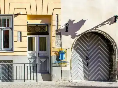 Three Crowns Residents - 11