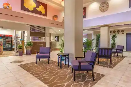 Comfort Suites Maingate East - 40