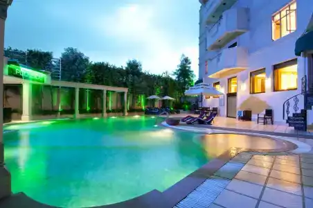 Howard Plaza The Fern, - 1