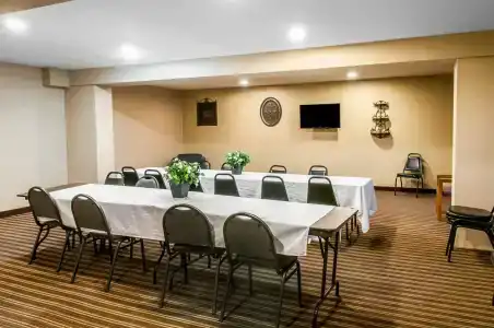 Rodeway Inn East - 12