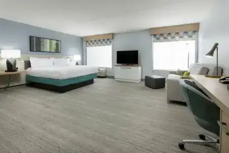 Drury Inn & Suites - 8