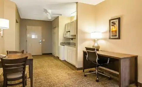 Comfort Suites Maingate East - 29