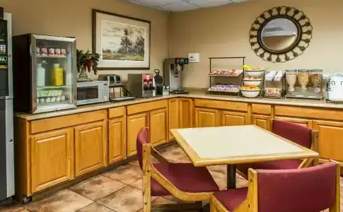 Rodeway Inn East - 28