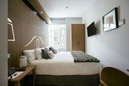 Legazpi Doce Studios Suites - 34
