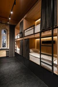 Globe Runner & Hostel - 87