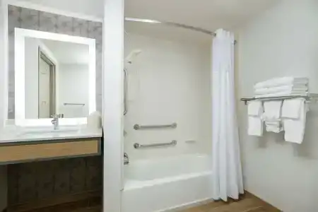 Drury Inn & Suites - 7
